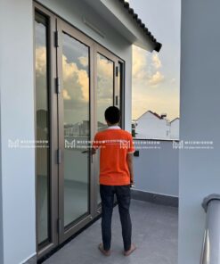 Cửa nhôm Maxpro mở quay.