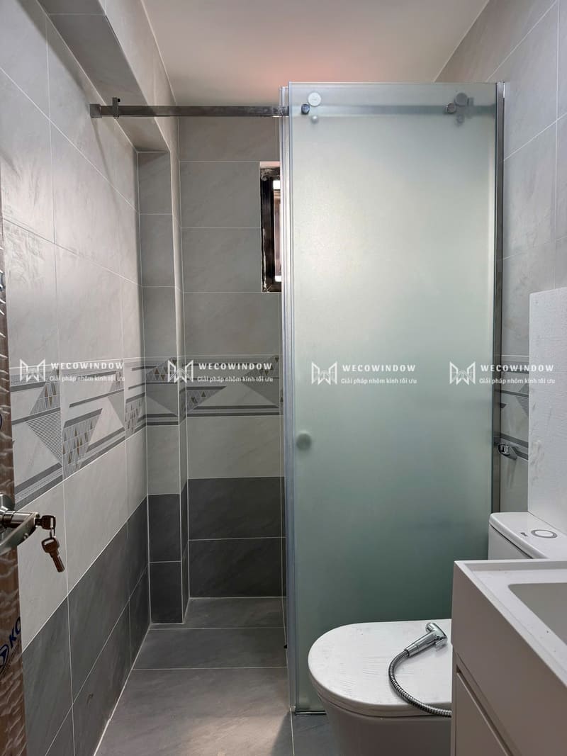 Phòng tắm kính cường lực 10mm phun mờ đảm bảo sự riêng tư.