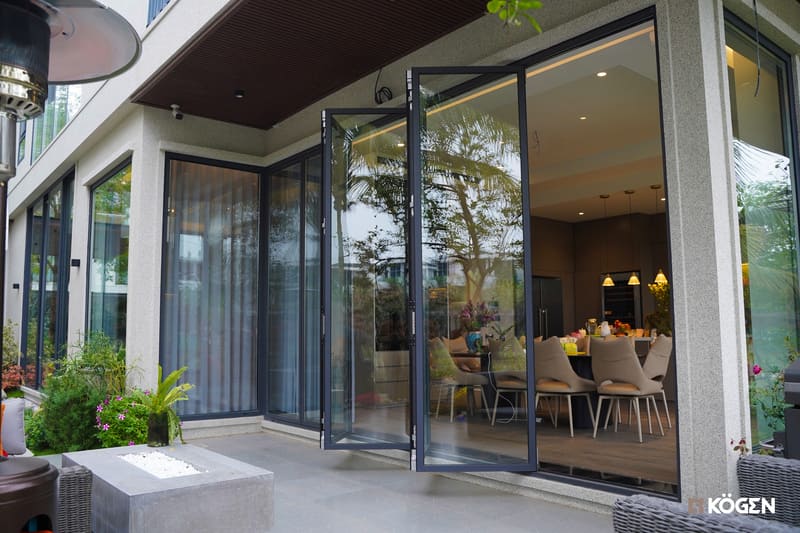 CỬA NHÔM KOGEN HỆ XẾP GẤP SLIM 50 ẨN BẢN LỀ 33 Cửa xếp trượt ẩn bản lề nhôm Kogen hệ Slim 50 phù hợp với không gian cần trải nghiệm cao cấp.