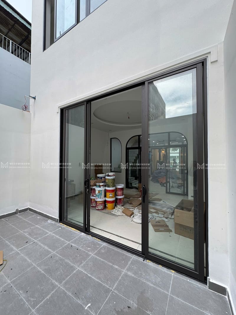 Cửa nhôm Xingfa nhập khẩu màu nâu.