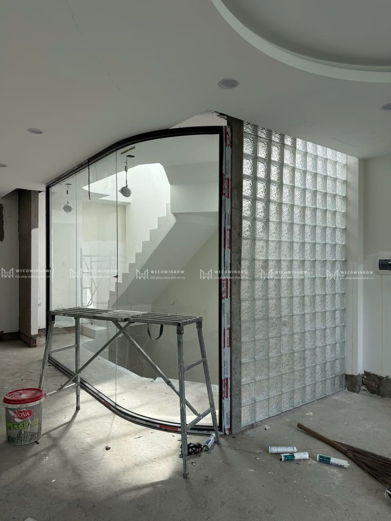 Cửa nhôm uốn vòm đẹp phù hợp với không gian hiện đại. 