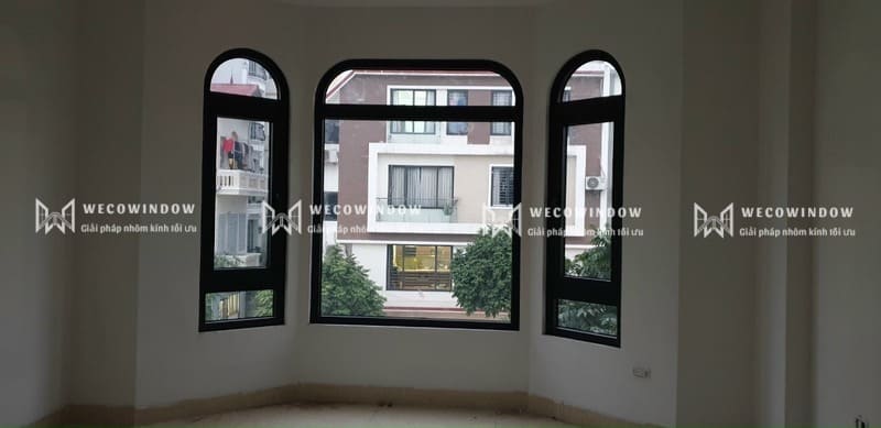 Mẫu cửa nhôm uốn vòm đơn giản. 