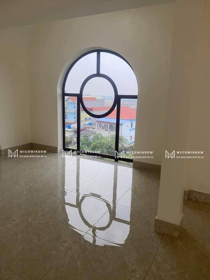 Cửa nhôm uốn vòm mảnh, gia công độ khó cao.