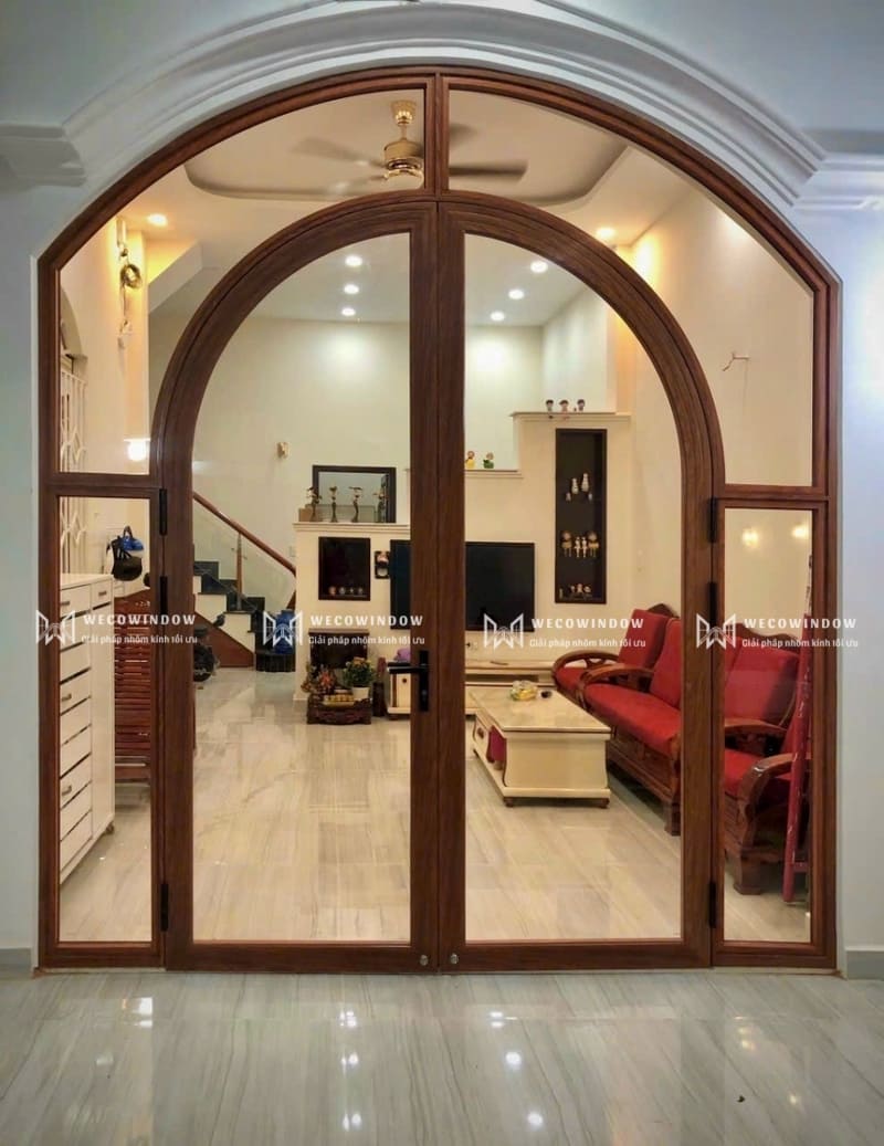 Cửa nhôm uốn vòm màu vân gỗ.