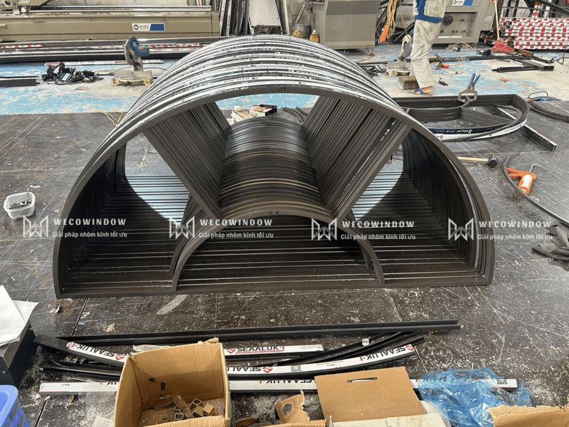 Nhôm kính Wecowindow gia công lắp đặt cửa nhôm uốn vòm uy tín. 