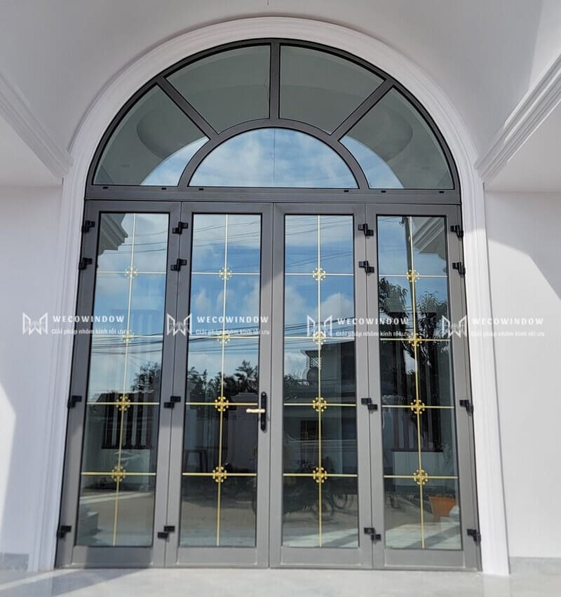 Cửa nhôm kính uốn vòm kết hợp nan trang trí tăng thêm điểm nhấn. 